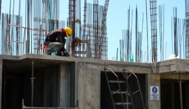 How much do construction workers make